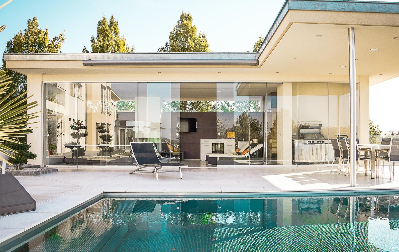 Alberca en casa minimalista .