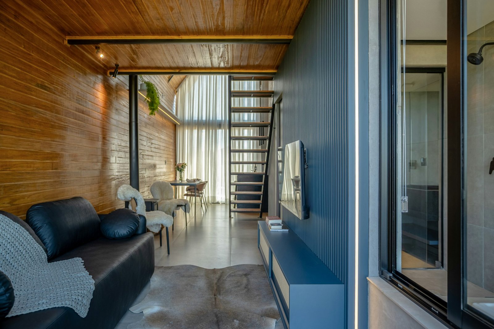 Interior de cabaña minimalista en puebla.